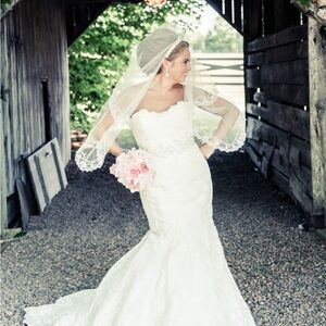 Elegant Cream Lace Trumpet Style Wedding Dress